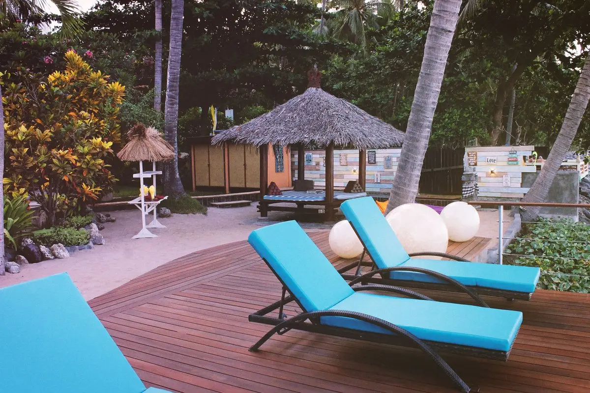 Pool & Beach Lounge image 1