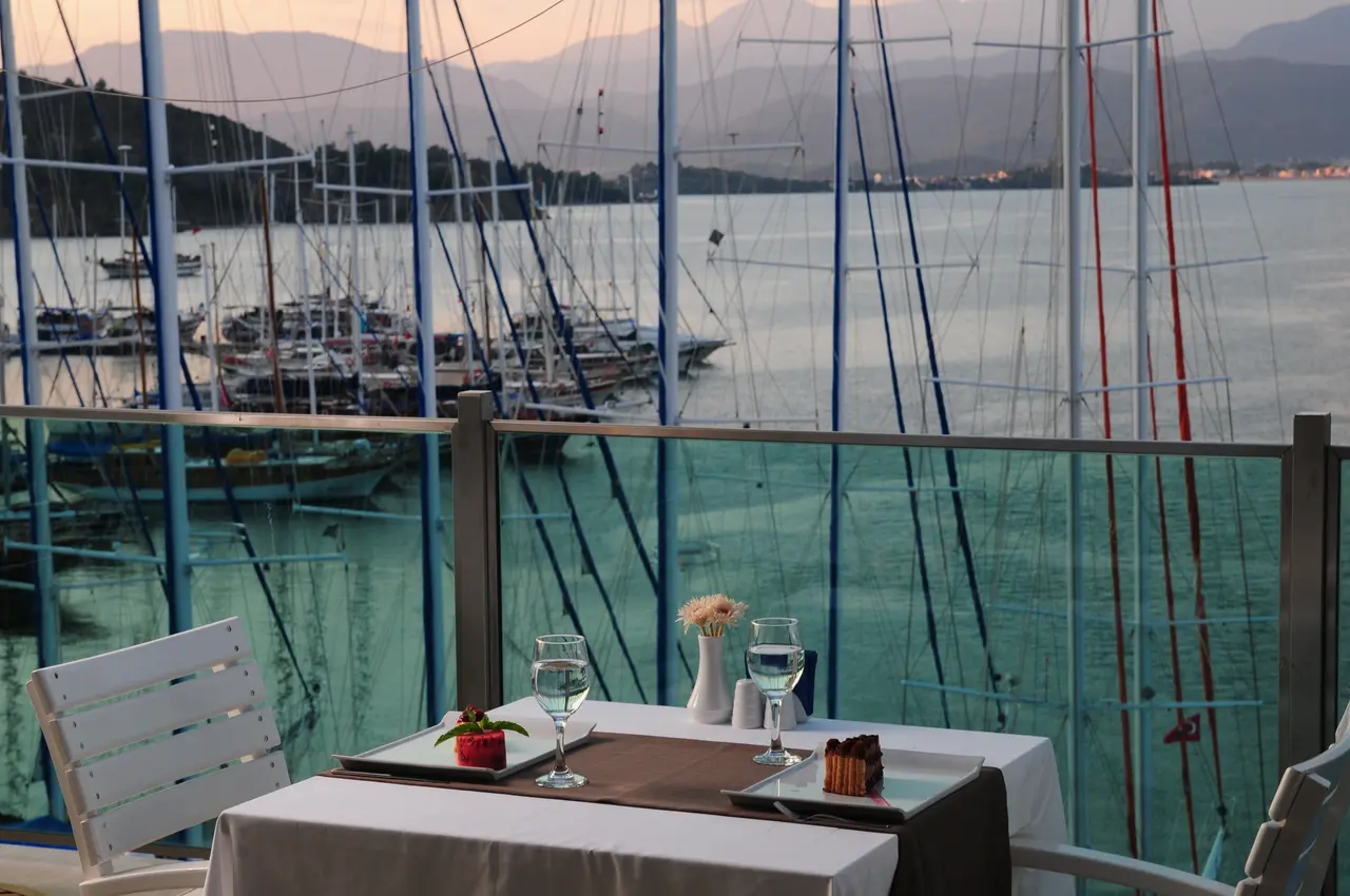 Alesta Yacht Hotel